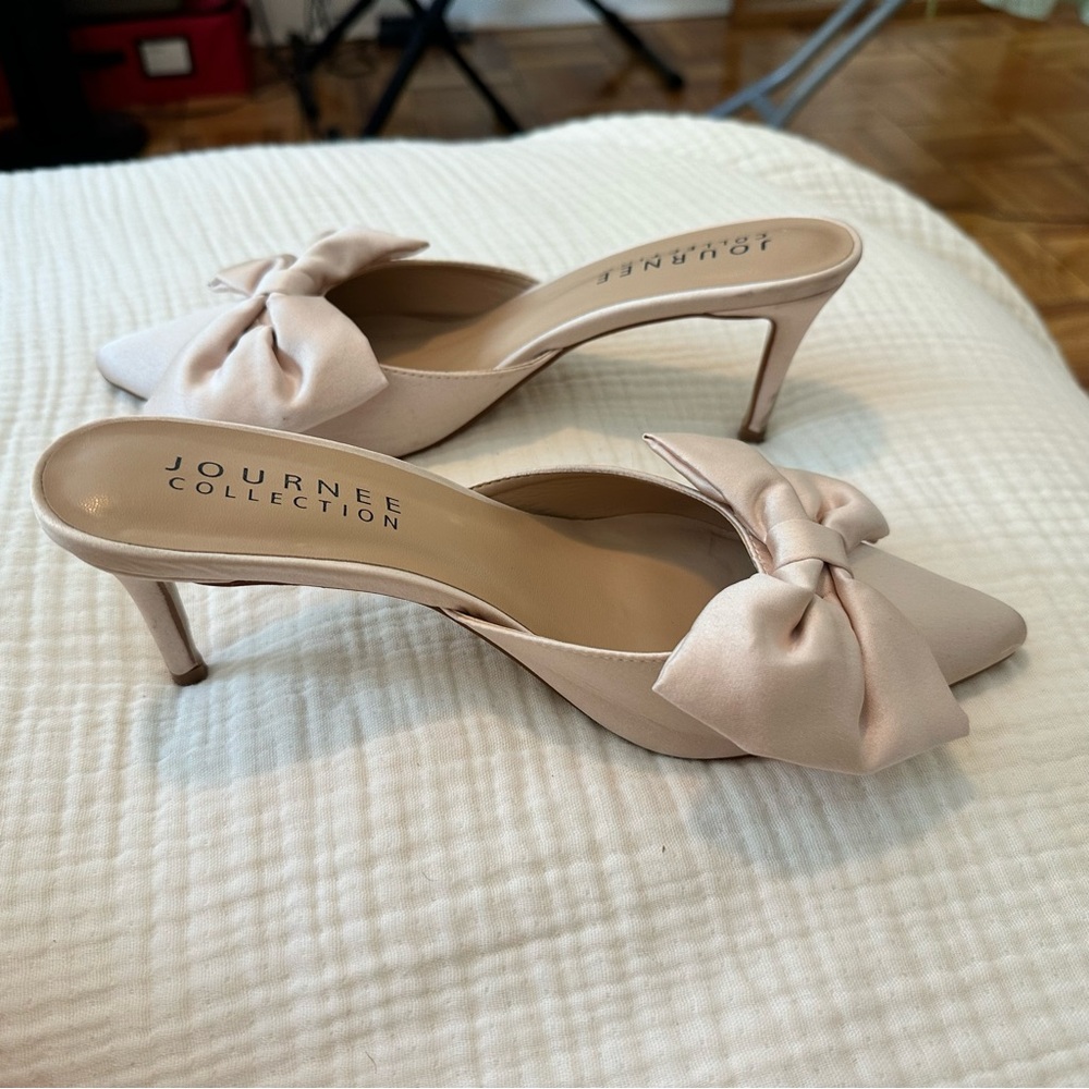 Journee Collection Tiarra Bow Heels Ivory Pink Pointed Toe Bridal Wedding Satin - Picture 5 of 7